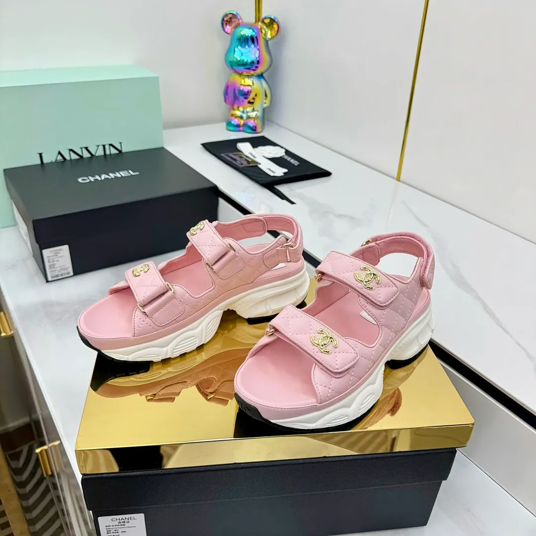 👟👟Ex-factory price 660👟👟 Top version... Chanel｜Chanel Xiaoxiang Velcro Beach Slippers Slippers Casual Beach Shoes 25ss Spring and Summer New Style! Beach shoes are a hit all over the internet! The latest model from the counter, I am still willing to buy it on my feet. It must be ranked among the most popular models. It is invincible in all seasons. Various bloggers and Internet celebrities can see the matching styles. Highly recommended. Pearlescent sheepskin upper, sheepskin lining, suede for the feet. Original open-molded TPU outsole size: 35-40 (customized for 40 and 41). Full set of original packaging 👉 👉